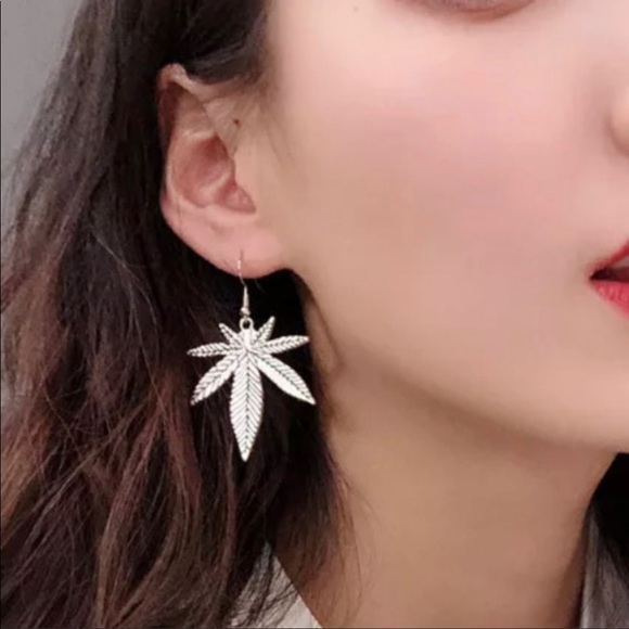 ☘️Boho Leaf Earrings☘️ - Picture 4 of 6
